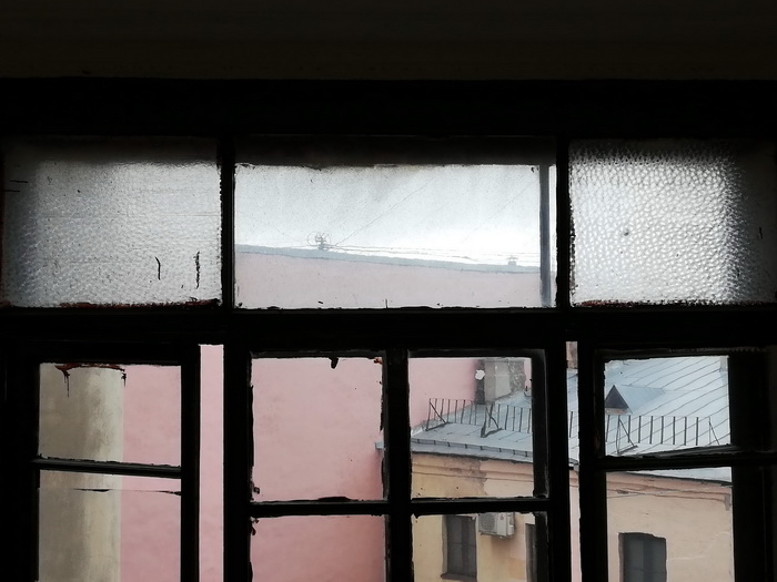 3-я линия, 48. Декоративное стекло "муранезе" в окнах лестницы. Фрамуга на площадке 5-6 этажа. Фото 2020 